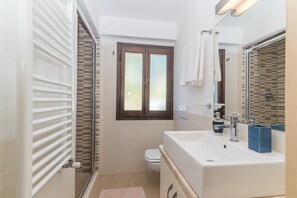 Douche, sèche-cheveux, bidet, serviettes fournies