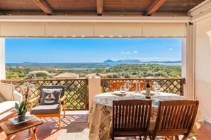 Outdoor dining - La Casa Di Farina With Pool, Porto Cervo, Italy (Porto Cervo)