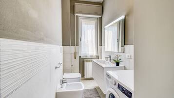 Doccia, asciugacapelli, bidet, asciugamani