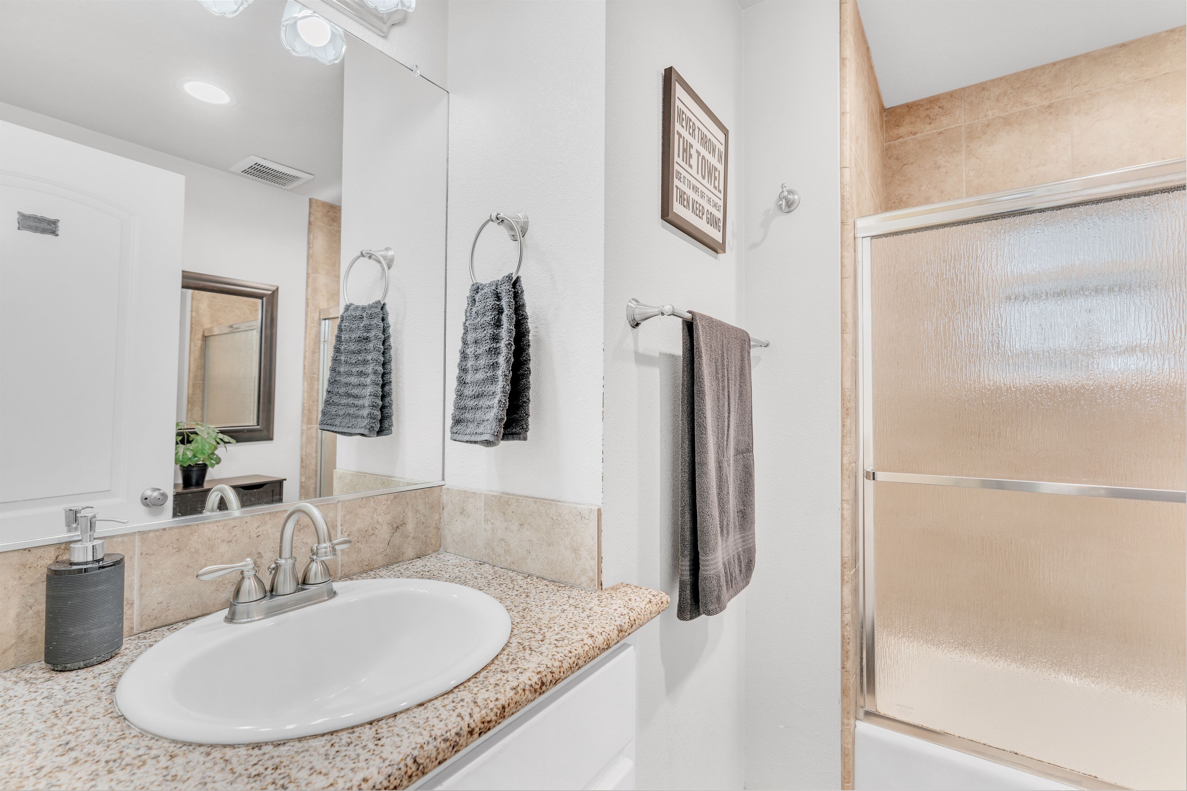 Bañera con ducha, cabezal de ducha tipo lluvia, secador de pelo, toallas