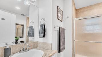 Combined shower/tub, rainfall showerhead, hair dryer, towels