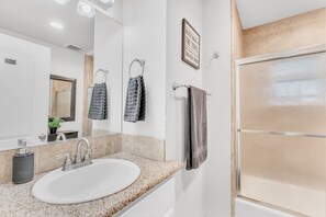 Combined shower/tub, rainfall showerhead, hair dryer, towels - Tropical Paradise  (Fresno)