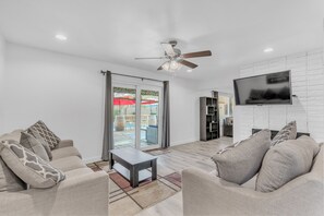 Nhà dành cho gia đình | Khu phòng khách | Smart TV 55-inch có truyền hình kỹ thuật số, TV, lò sưởi 