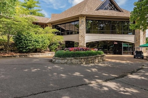 Exterior - Private Home in StoneBridge Resort -  Two Master Suites, Full Kitchen, Screened Porch, Grill (Branson West)