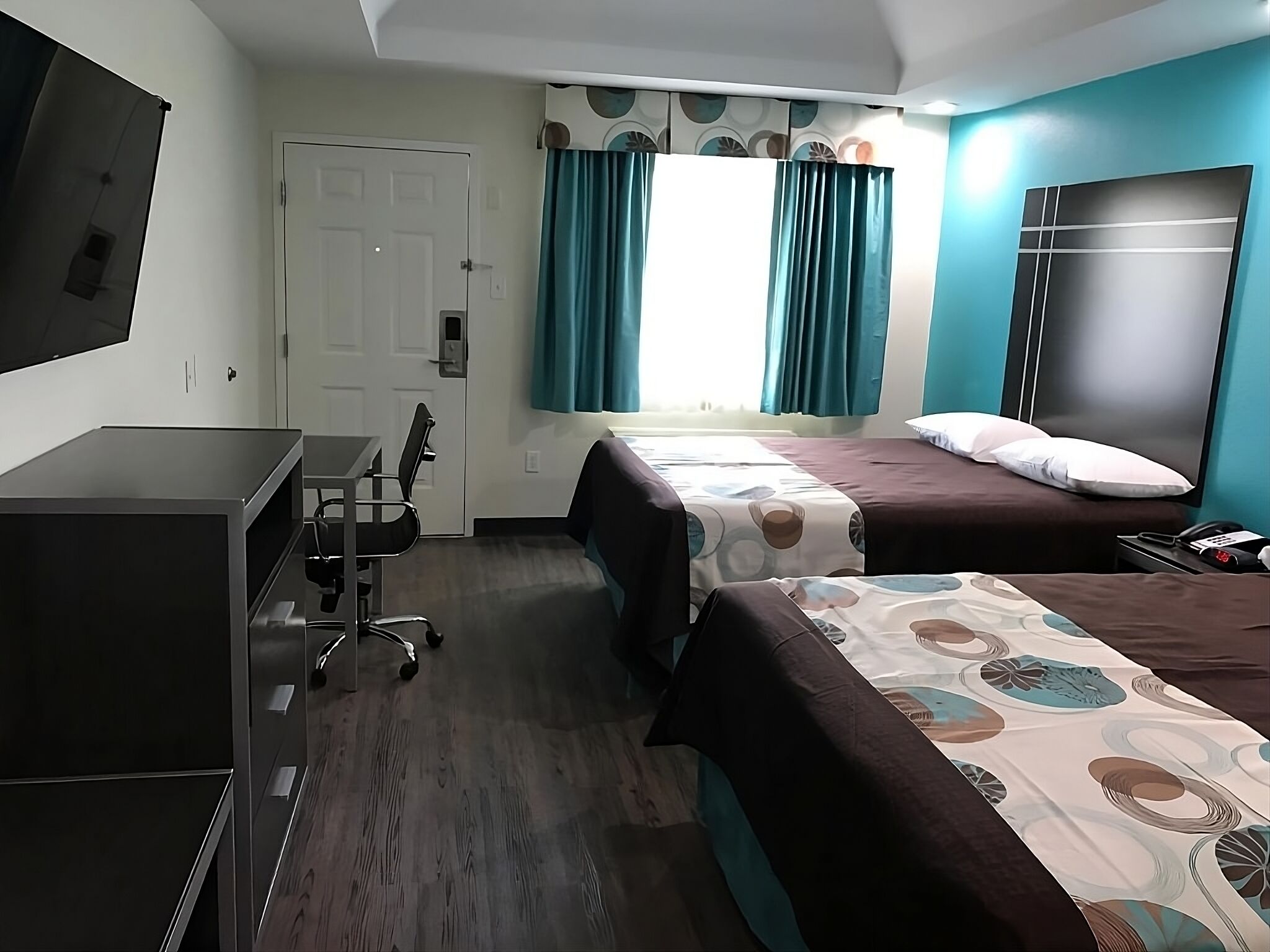 Better Choice For Your Vacation! Accessible location and Spacious unit awaits