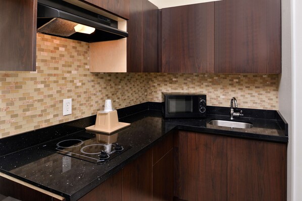 Fridge, microwave, coffee/tea maker - Get Ready for Adventure! Close to Urban Air Trampoline and Adventure Park (Spring)