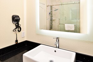 Hair dryer, towels - Get Ready for Adventure! Close to Urban Air Trampoline and Adventure Park (Spring)