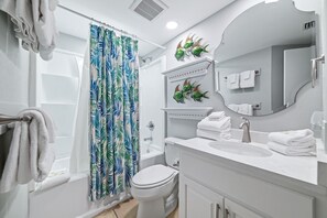 Combined shower/bathtub, hair dryer, towels
