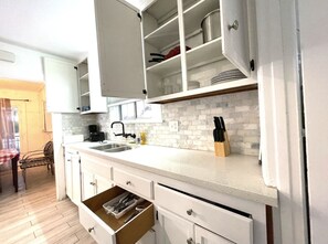 Private kitchen - NICE HOUSE WITH BACKYARD, FRUIT TREES + LOCATION (Santa Ana)