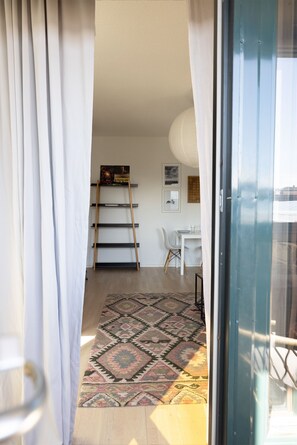 城市公寓 | 起居区 | 35-英寸电视(配备有线频道)