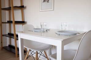 Appartement Ville | Repas dans la chambre