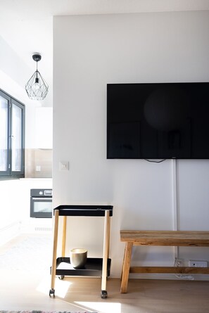 城市公寓 | 起居区 | 35-英寸电视(配备有线频道)