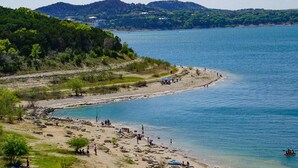 Une plage côtière au paysage rocheux, offrant une vue dégagée sur la mer.