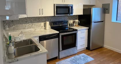 Spacious self contained one bedroom suite near departure bay beach