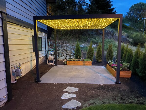 Property grounds - Spacious self contained one bedroom suite near departure bay beach (Nanaimo)