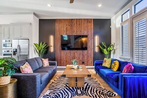 TV - Urban Jungle Retreat in the HTX Skyline (Houston)