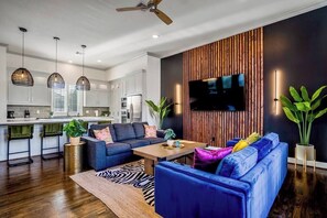TV - Urban Jungle Retreat in the HTX Skyline (Houston)