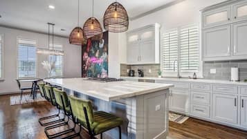 KylskÄp, kaffe- och tebryggare och grytor/köksredskap