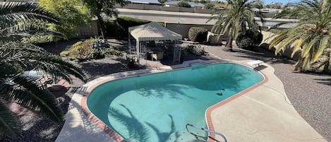 Una piscina al aire libre, una piscina climatizada