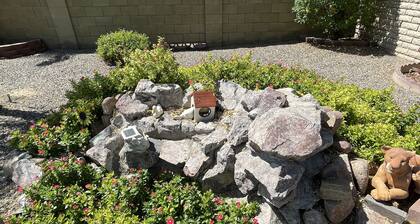 5 star resort pool,jet tub, out Drshower,barbeque,fire pit,tv’s,amazing backyard