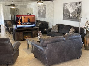 Smart TV, fireplace, DVD player, stereo - 5 star resort pool,jet tub, out Drshower,barbeque,fire pit,tvs,stunning backyard (Sun City)