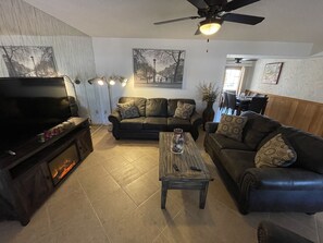 Smart-TV, peis, DVD-spiller og stereoanlegg