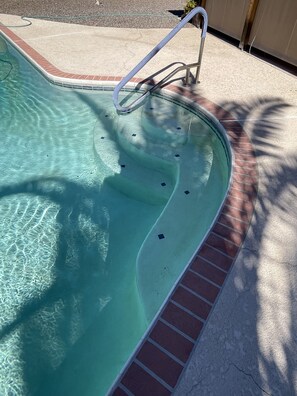 Outdoor pool, a heated pool - 5 star resort pool,jet tub, out Drshower,barbeque,fire pit,tv’s,amazing backyard (Sun City)