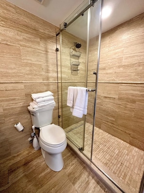 Dusche, Haartrockner, Handtücher, Shampoo