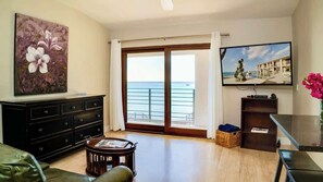 Televisión y oficina 