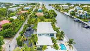 Exterior - Snug Harbour View #4 – 1BR Canal Front Condo by Seven Mile Beach (George Town)
