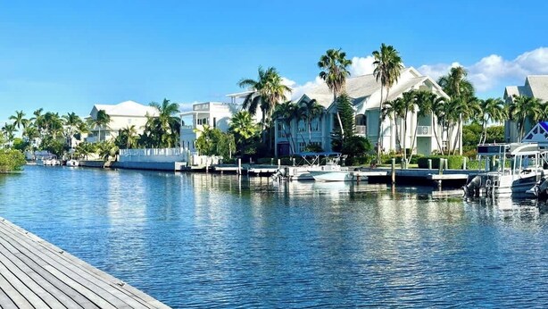 Marina - Snug Harbour View #4 – 1BR Canal Front Condo by Seven Mile Beach (George Town)