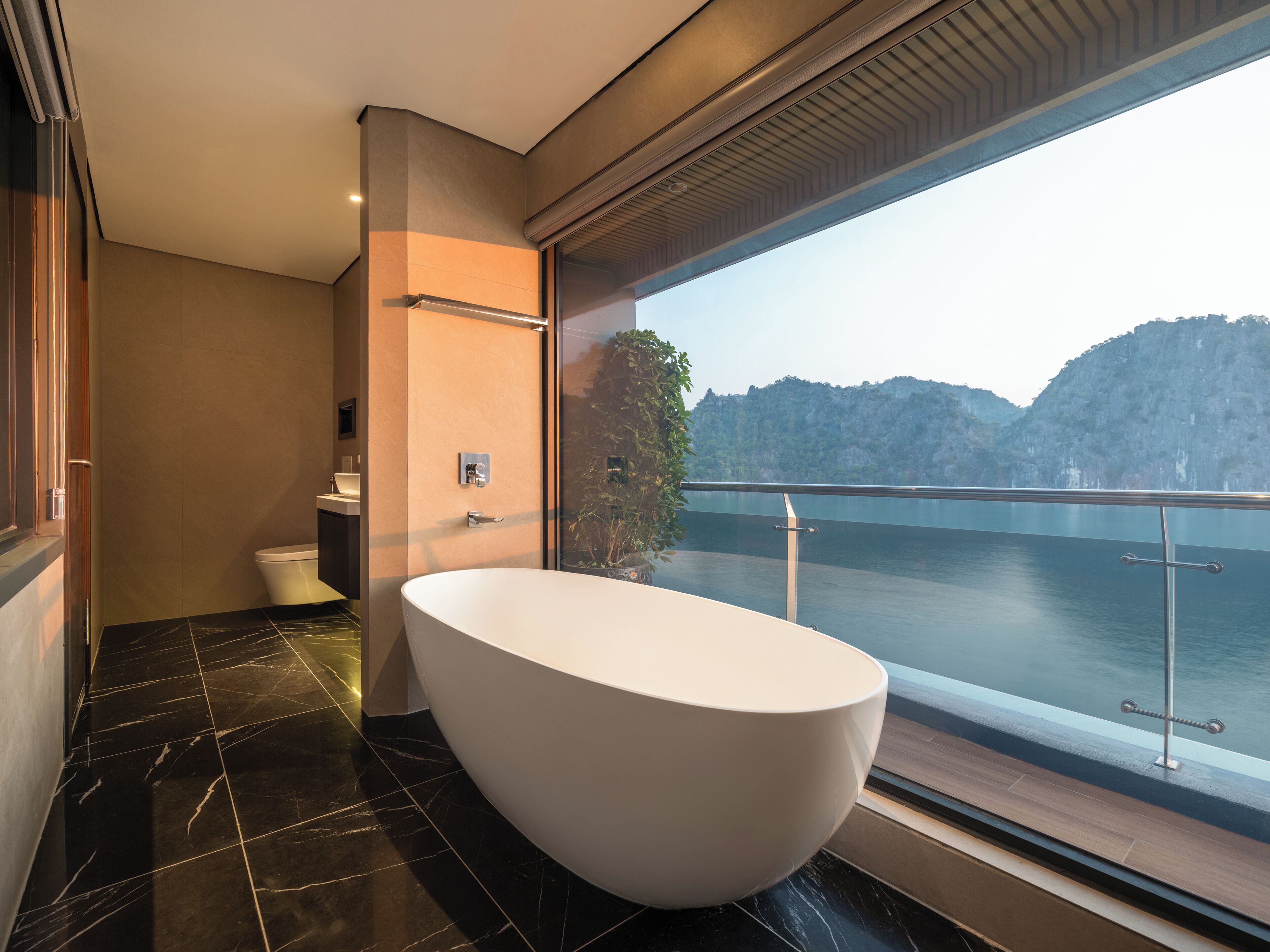 Presidential Suite, Sea View | Bathroom | Shower, hydromassage showerhead, free toiletries, hair dryer