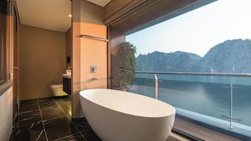 Suite presidencial, vista al mar | Baño | Regadera, regadera con hidromasaje, amenidades de baño gratuitas