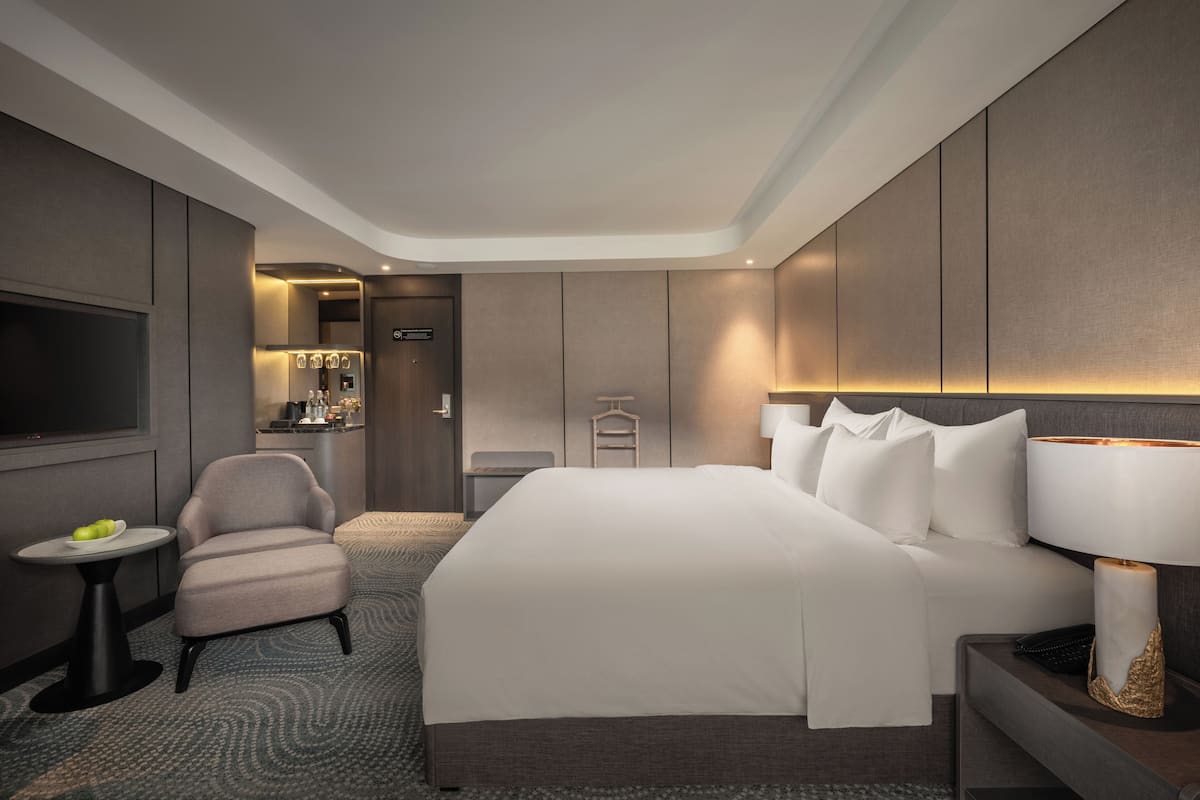 In-room safe, desk, WiFi (free)