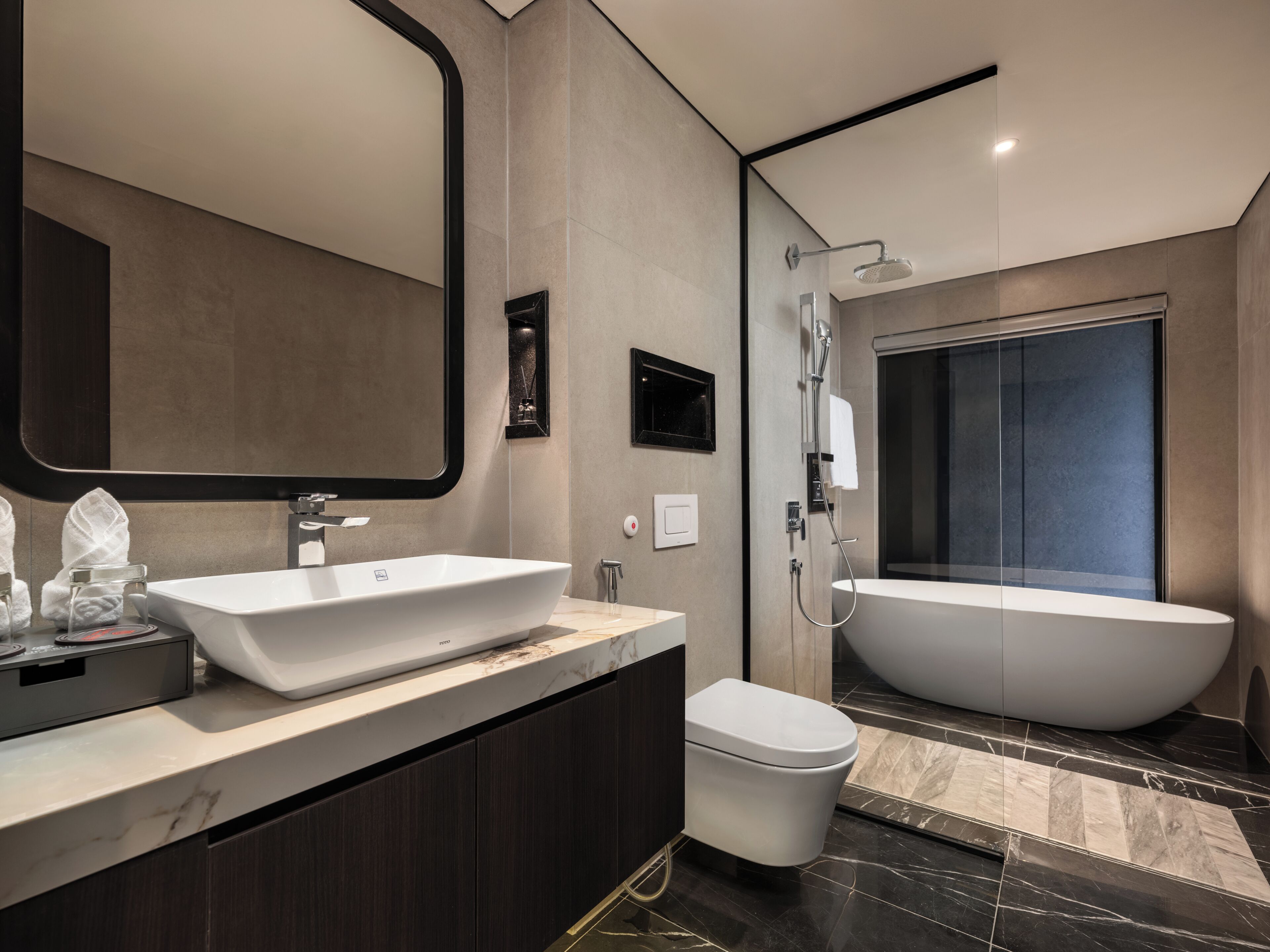 Doppia Junior, balcone (Suite) | Bagno | Doccia, doccia idromassaggio, set di cortesia gratuito, asciugacapelli