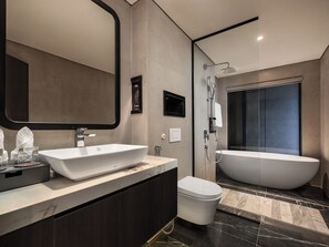 Junior Double Suite, Balcony | Bathroom | Shower, hydromassage showerhead, free toiletries, hair dryer - M'Gloria Cruise (Ha Long)