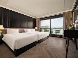 In-room safe, desk, free WiFi