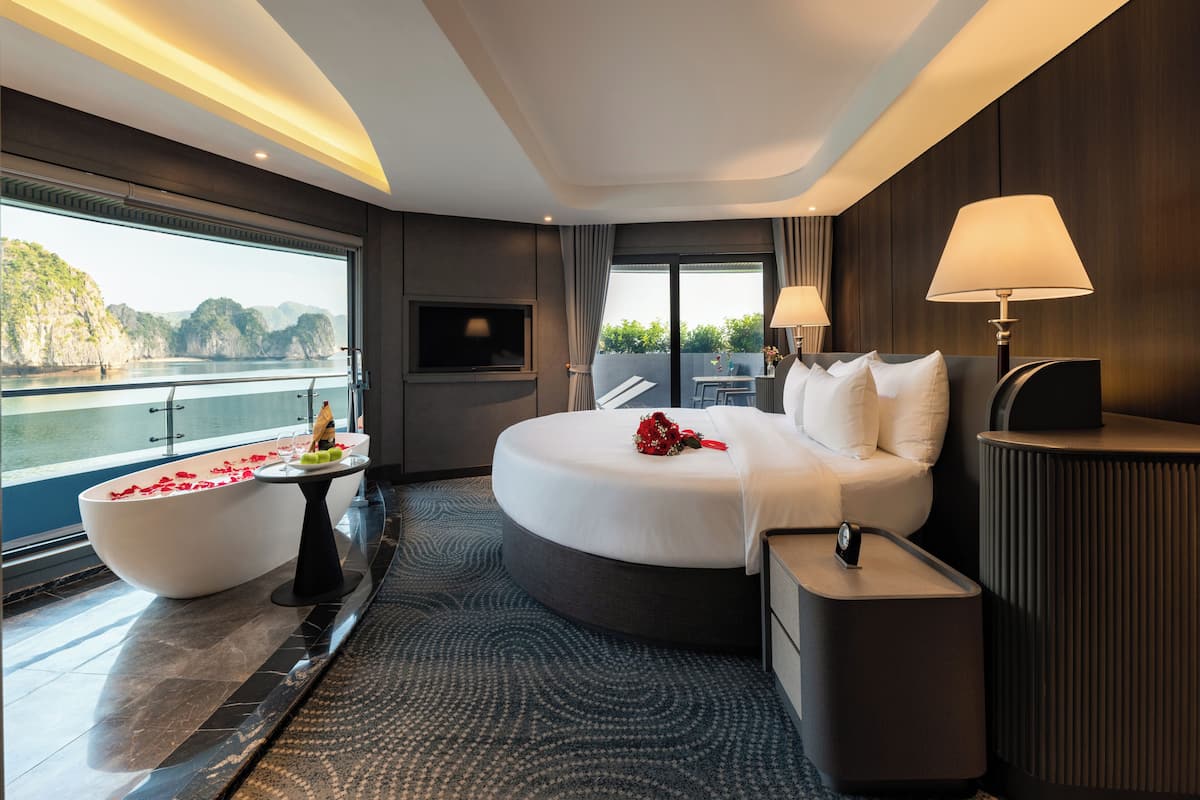 Presidential Suite, Sea View | In-room safe, desk, WiFi (free)