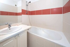 シャワー、ヘアドライヤー、タオル