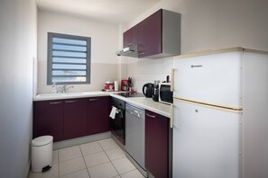 Kühlschrank, Ofen, Kochgeschirr/Geschirr/Besteck