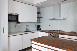 Premium-huoneisto | Yksityinen keittiö | Jääkaappi, mikroaaltouuni, uuni, liesi