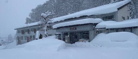 Un bâtiment recouvert de neige, sur lequel on peut lire l’inscription « BLAN ».