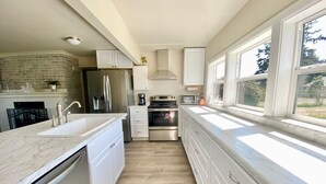 Private kitchen - Coastal Happiness (Waldport)