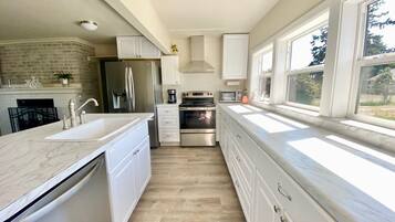 House, Multiple Beds (Coastal Happiness) | Private kitchen