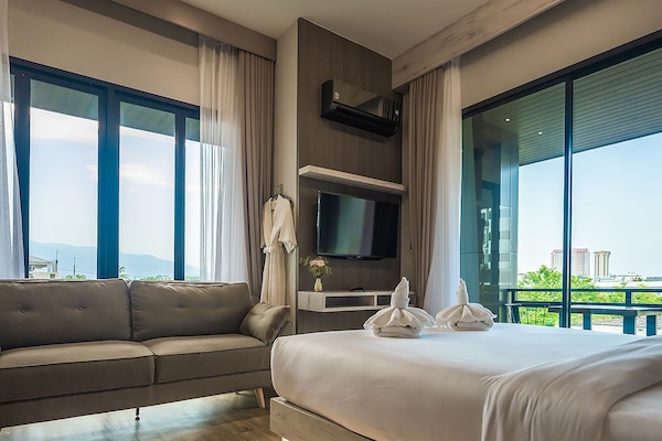 Minibar, in-room safe, desk, iron/ironing board