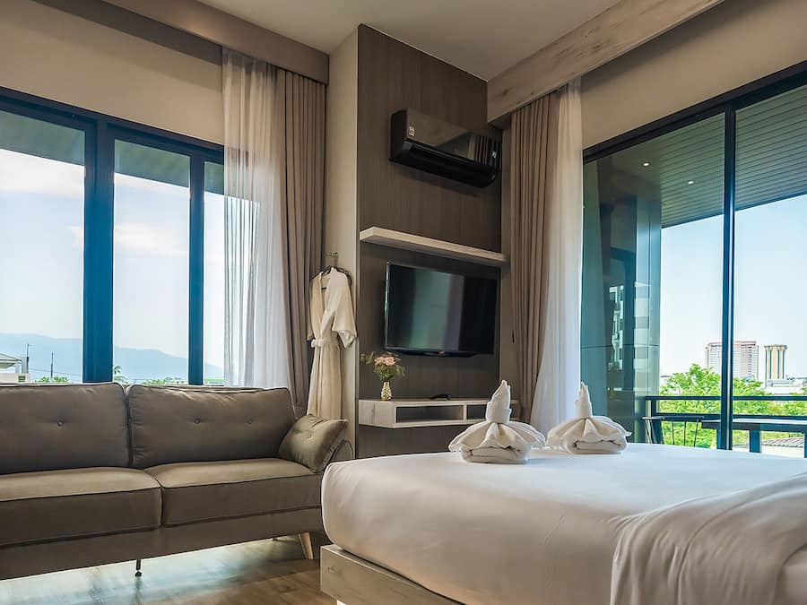 Frigobar, cofres nos quartos, escrivaninha