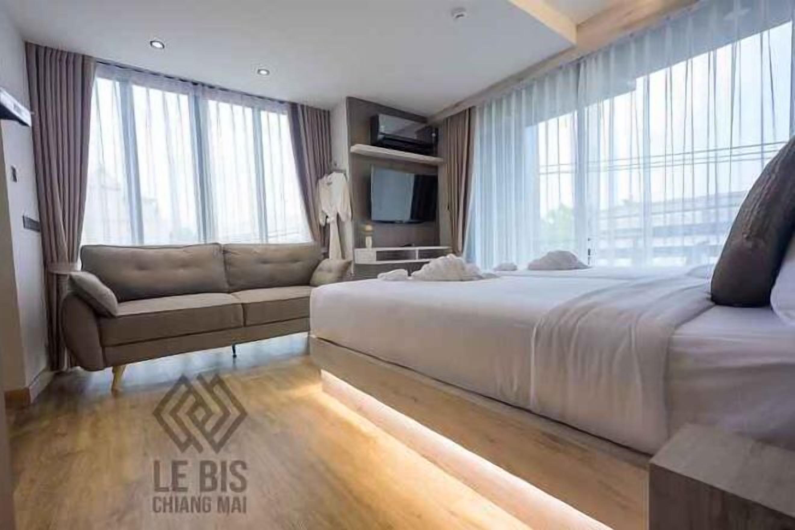 Minibar, coffres-forts dans les chambres, bureau