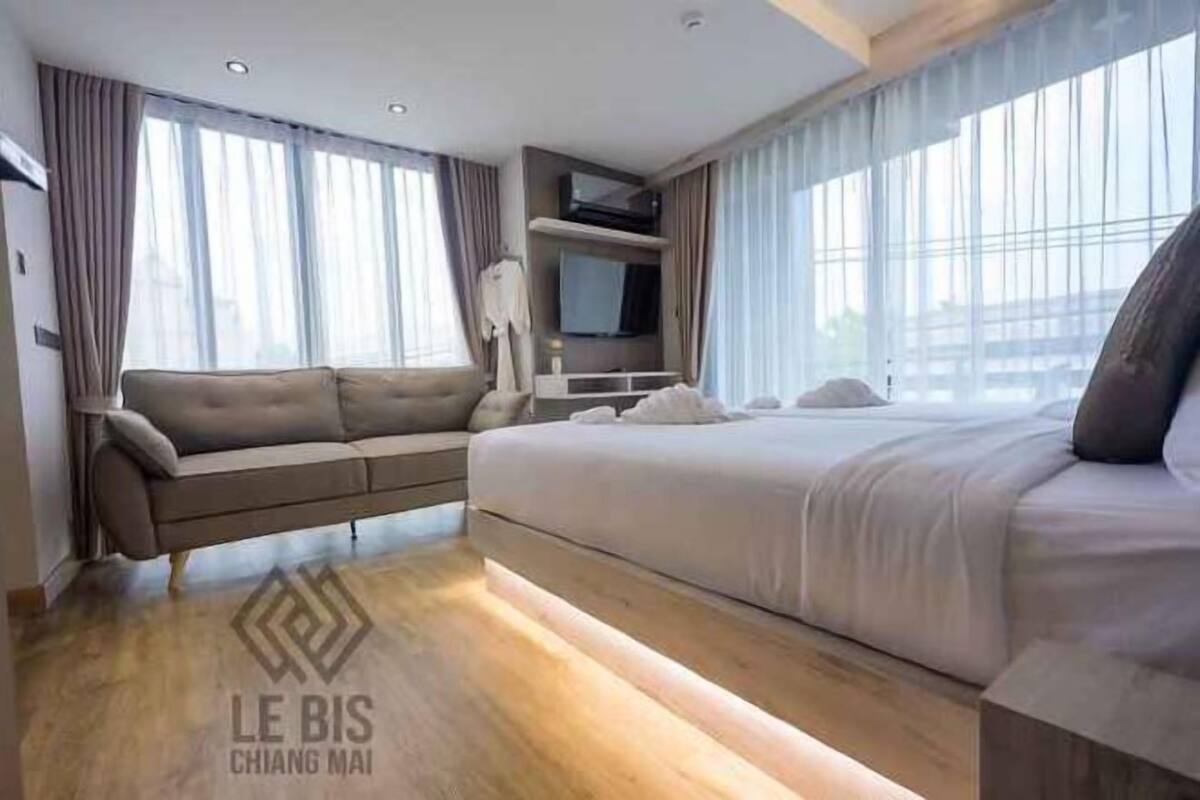 Minibar, coffres-forts dans les chambres, bureau