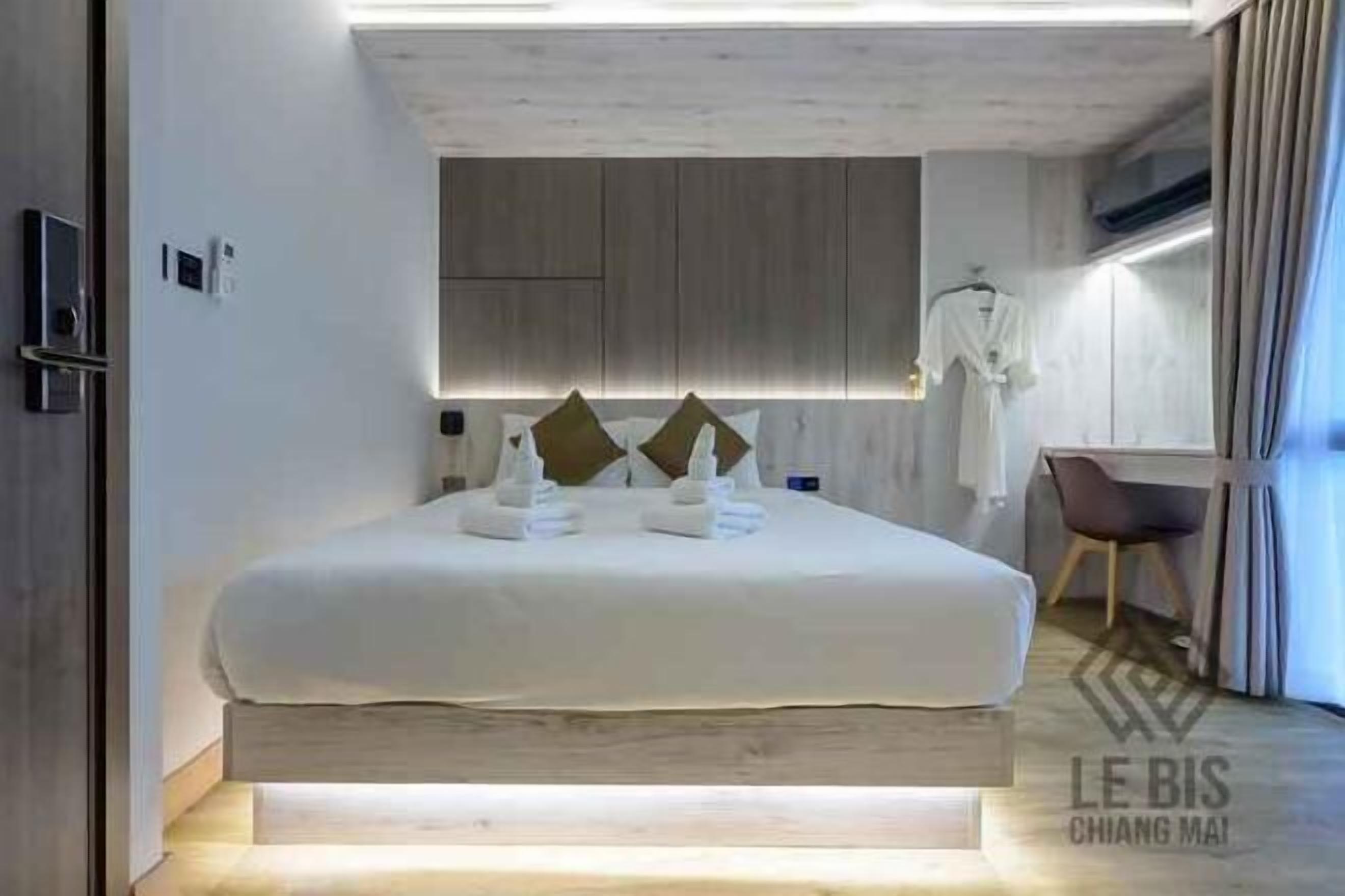 Minibar, caja de seguridad en la habitación y escritorio 