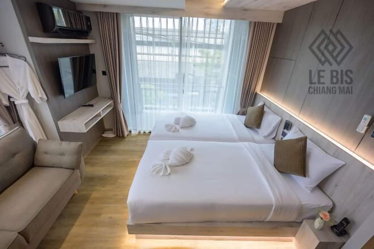 Minibar, in-room safe, desk, iron/ironing board